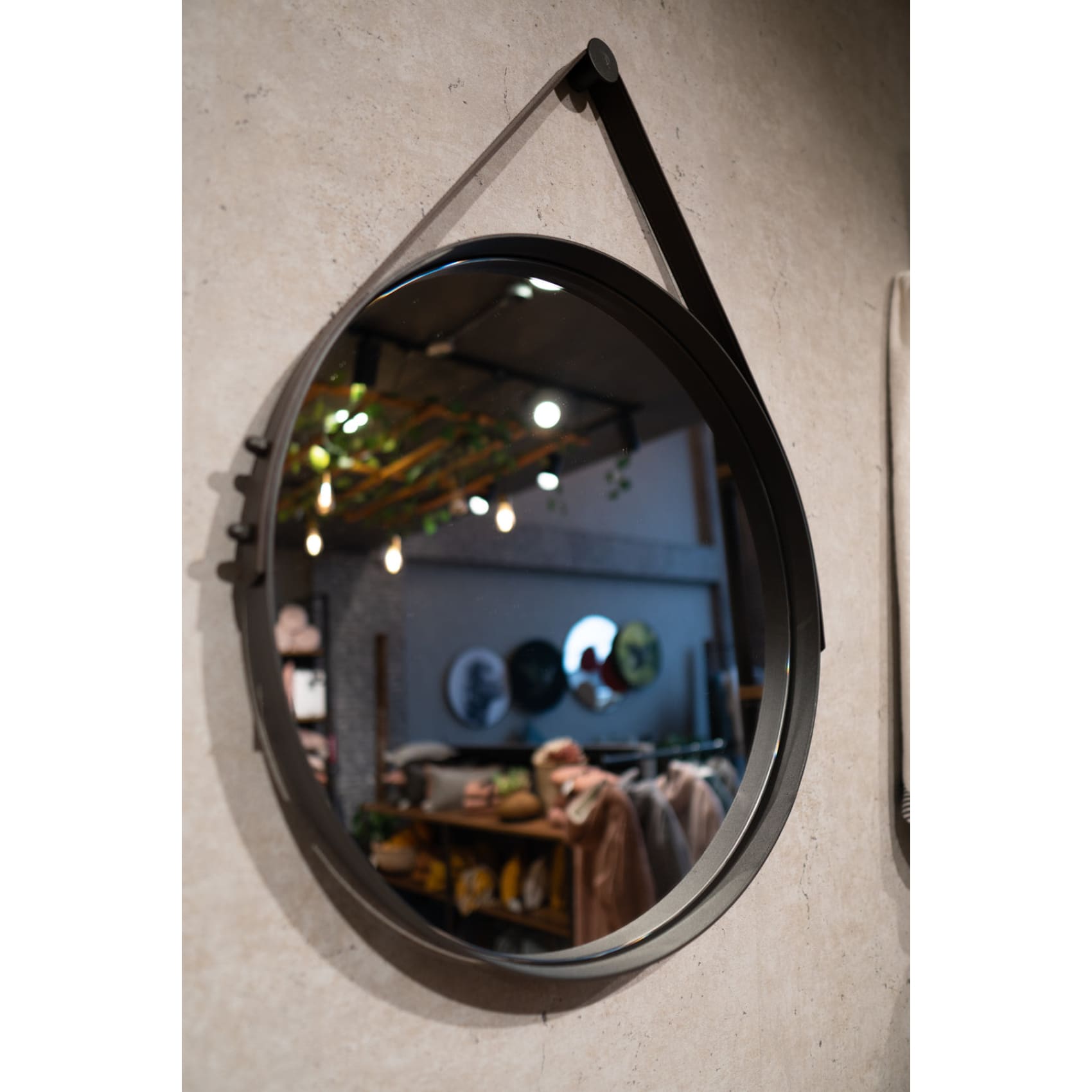 Estudio, sala, espejo decorativo, redondo, cuero