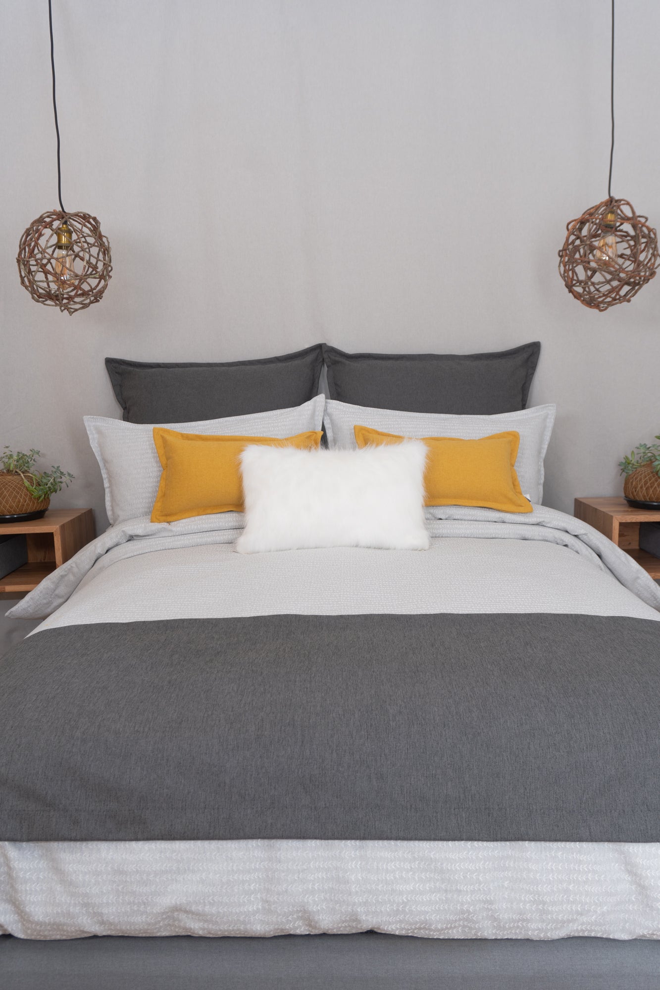 Pie de Cama Ari Grafito - Full/Queen